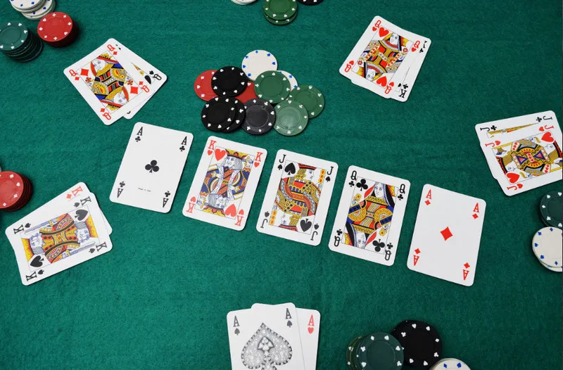 Cách chia bài và thứ tự chơi của game poker